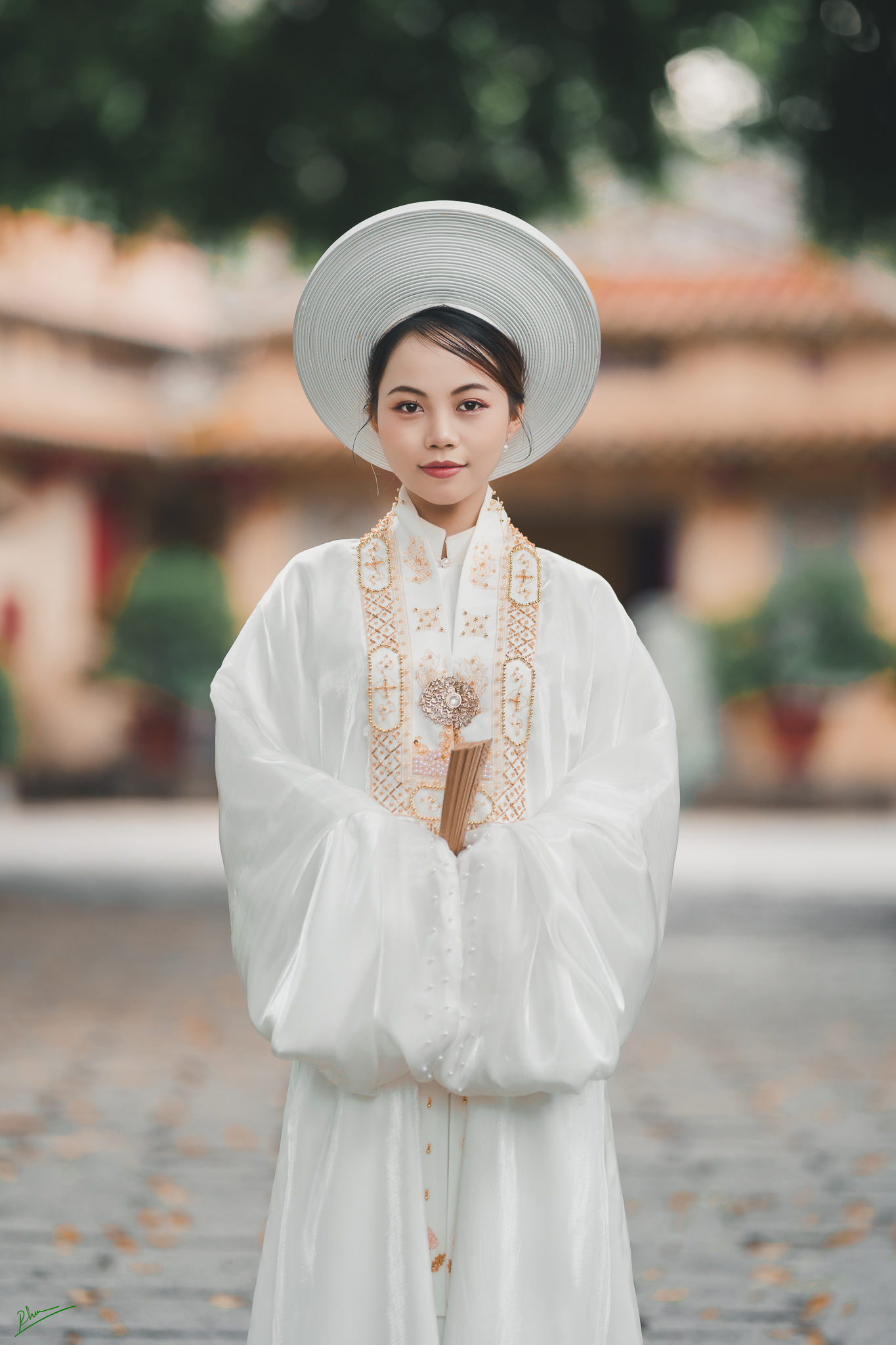 Concept áo dài Lục Bình trắng tại Lăng Ông Bà Chiểu