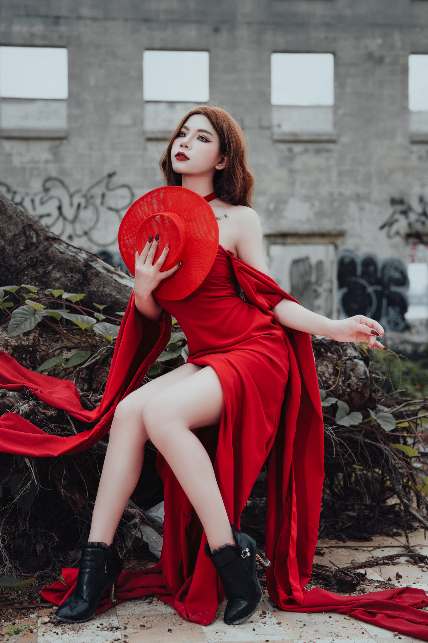 Concept thiếu nữ váy đỏ tại khu đất hoang Bason