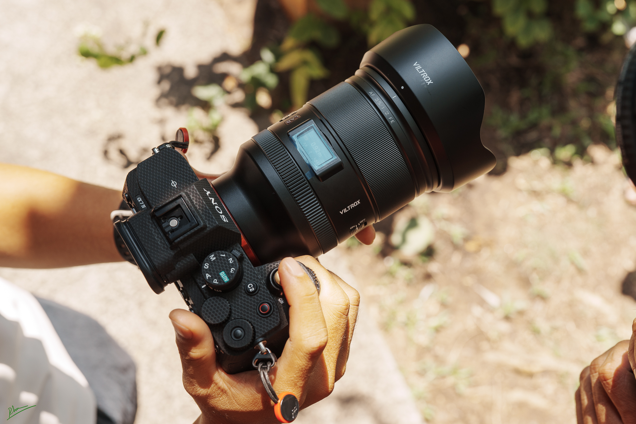 Ra mắt Viltrox AF 35mm F1.2 LAB FE, toàn bộ thân ống kính được chế tác từ hợp kim nhôm đạt tiêu chuẩn hàng không vũ trụ, mang lại độ bền cao và cảm giác cầm nắm chắc tay